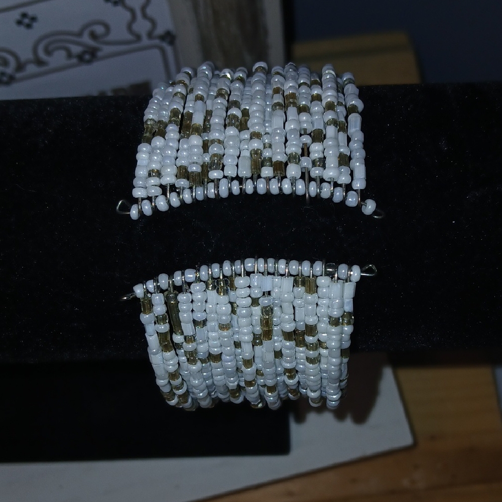 Vintage White and Gold Seed Beaded Bracelet - Picture 2 of 4